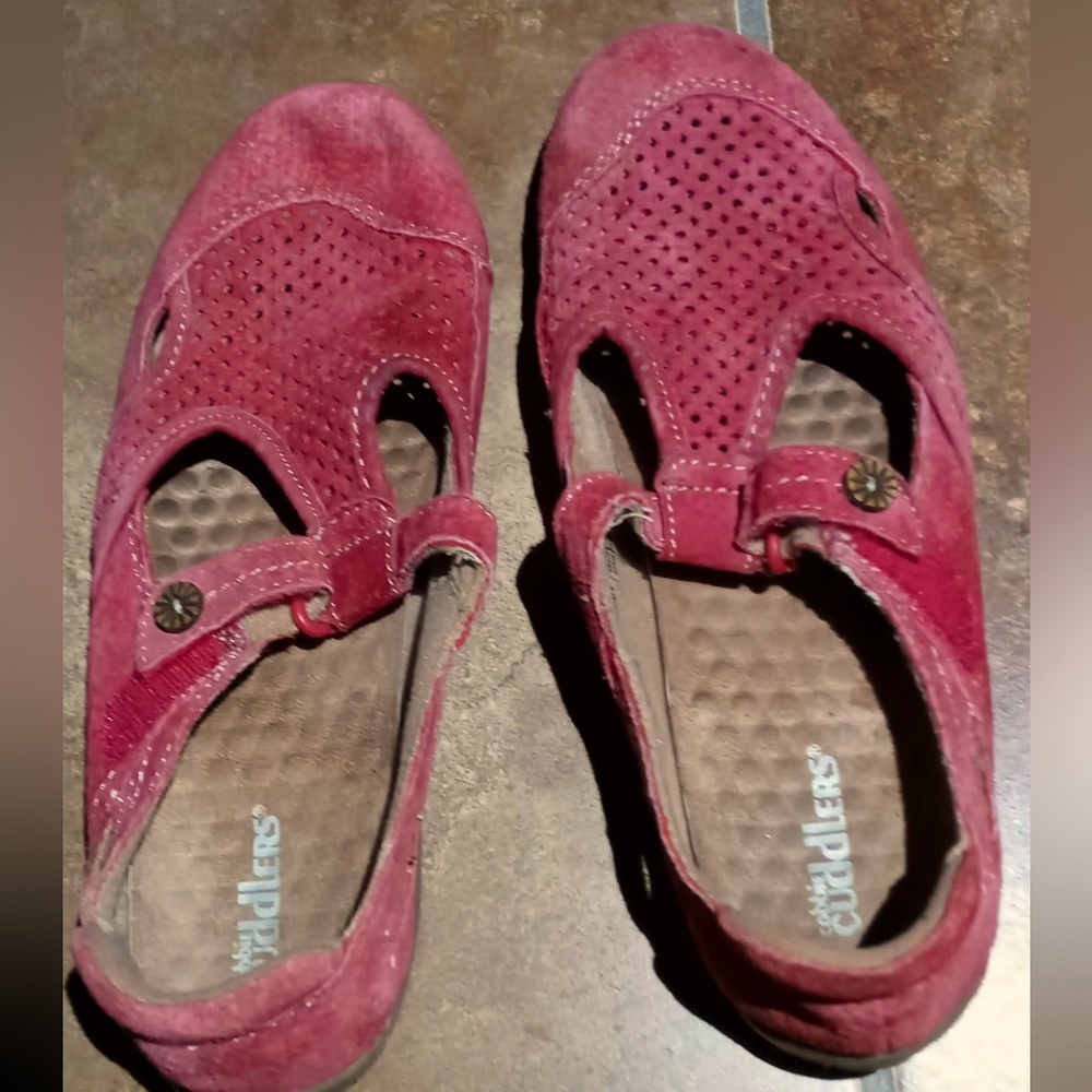 7 1/2 red leather/suede Cuddler shoes